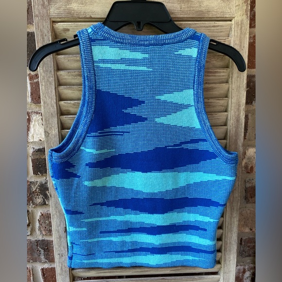 Unique Design Sweater - Picture 2 of 3